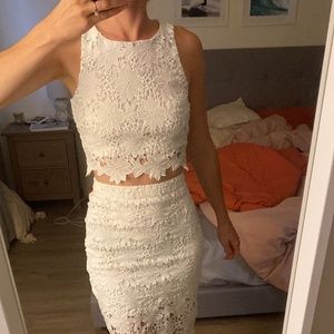 Lulu‘s white two piece lace dress
